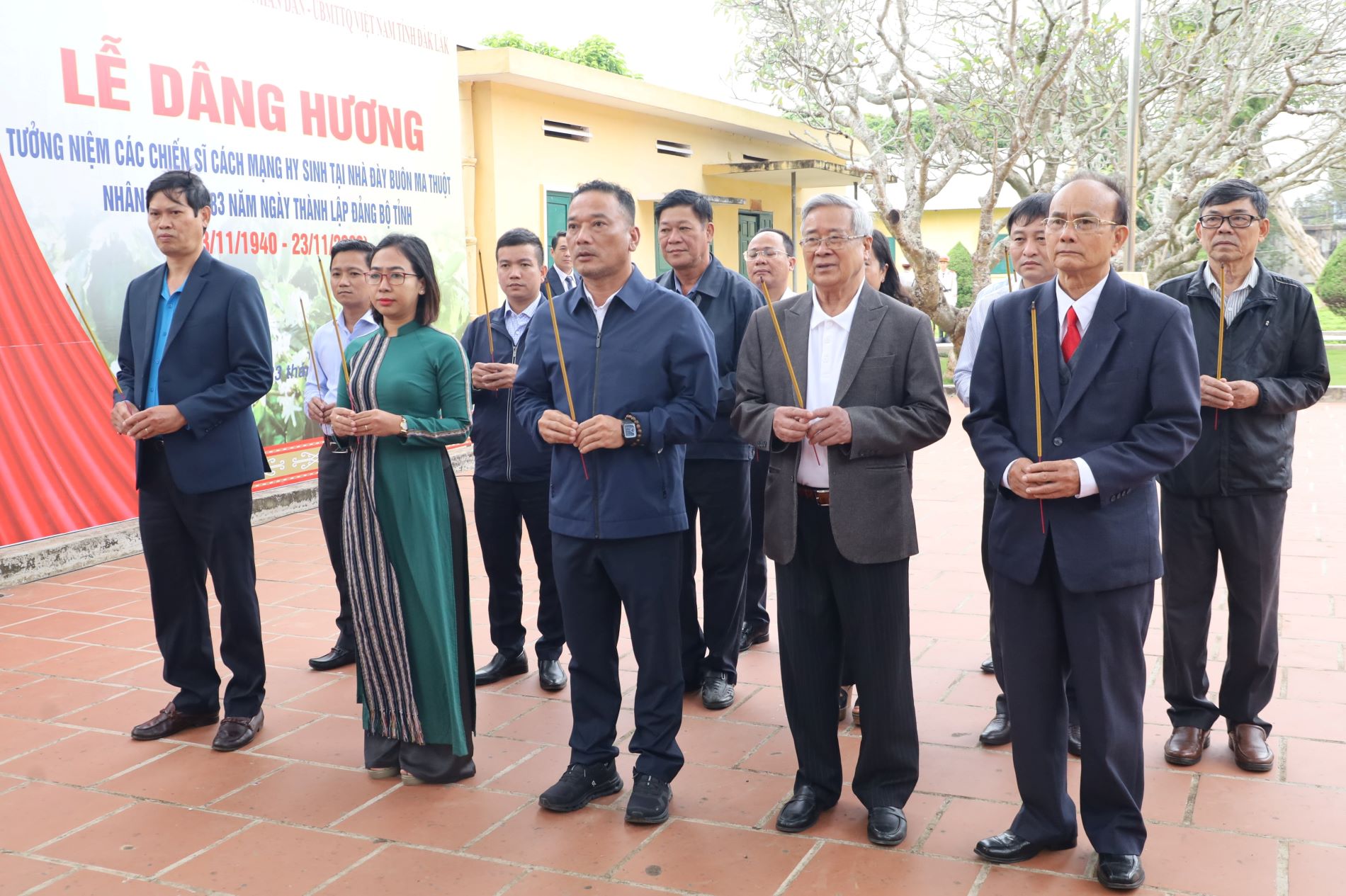 Đoàn đại biểu Ủy ban MTTQ Việt Nam tỉnh và các tổ chức chính trị - xã hội, cựu tù và thân nhân cựu tù Nhà đày Buôn Ma Thuột dâng hương tưởng niệm.